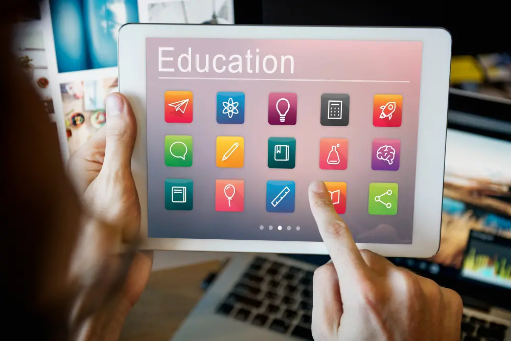 Quais são as funcionalidades de um sistema de gestão escolar online