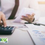 Administrador escolar avaliando os custos da política de bolsas