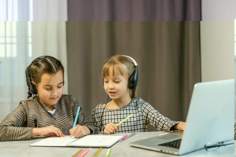Duas crianças usando o e-learning