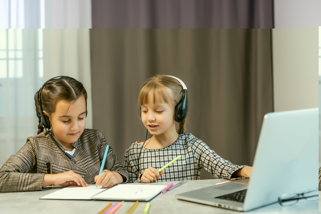 Duas crianças usando o e-learning