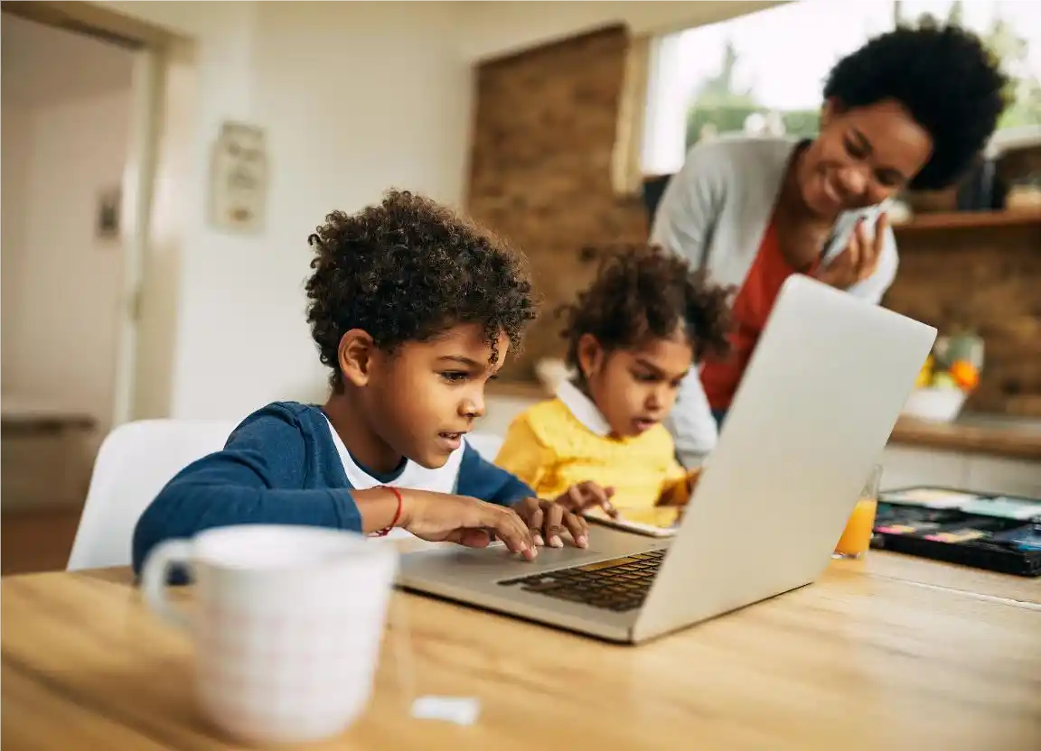 Mãe estudando com seus filhos com o auxilio da agenda digital