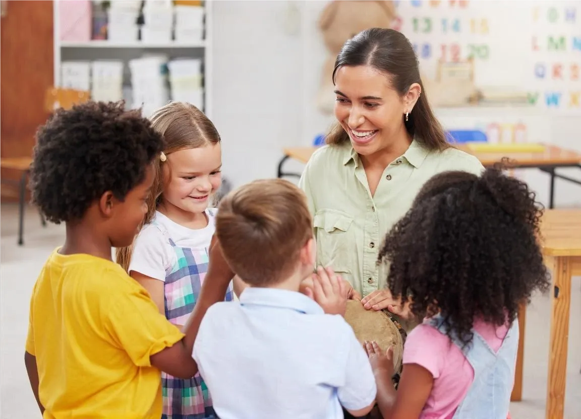 Professora sorridente ensinando seus alunos