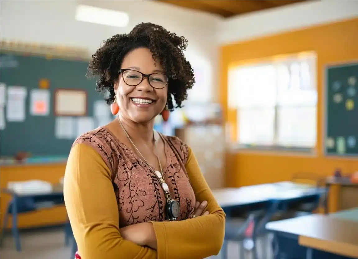Professora negra sorridente em sala de aula