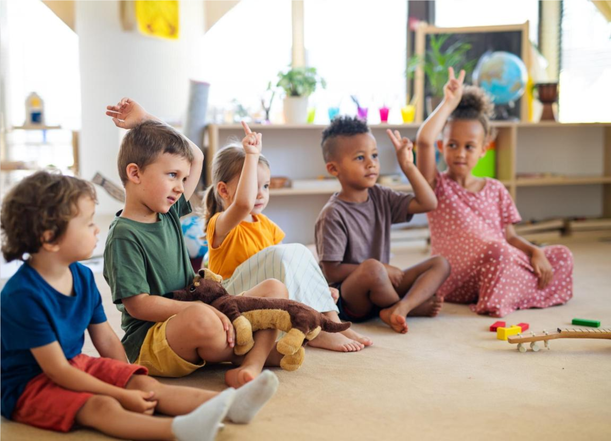 Crianças interagindo em sala de aula, praticando a inteligência socioemocional