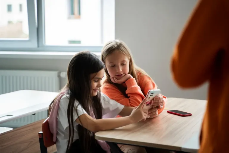 uso do celular na sala de aula vantagens e desvantagens